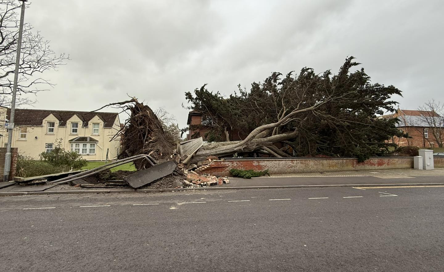 Tempesta Darragh, allarme rosso nel Regno Unito: venti impetuosi e piogge torrenziali | FOTO