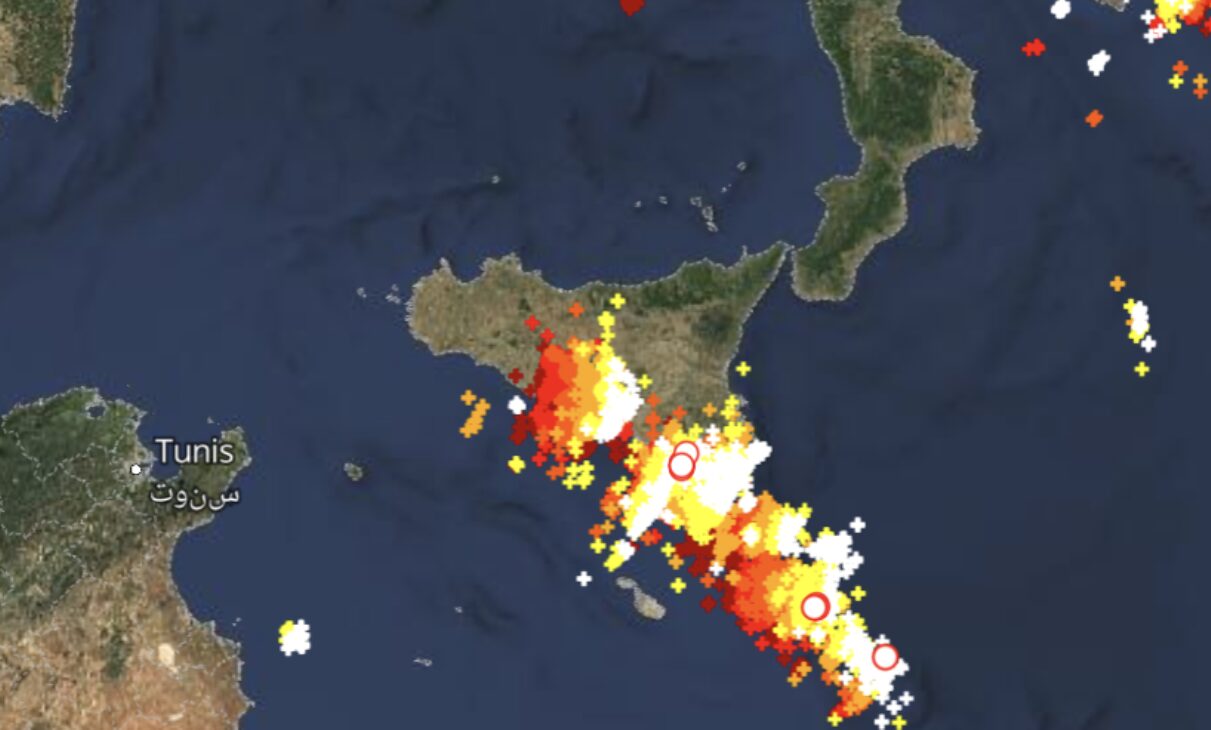Allerta Meteo, forte maltempo in atto al Sud: temporali provocano nubifragi in Sicilia e Puglia | LIVE