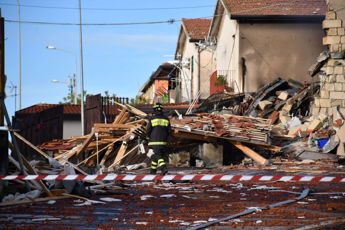 Esplosione Catania: interrotte anche le forniture di luce e acqua, i droni sorvolano la zona