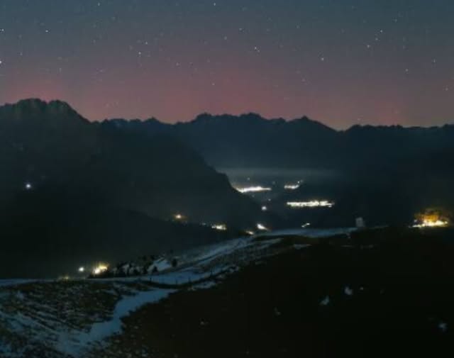 L'aurora boreale intorno alla mezzanotte, vista dalla webcam Panomax di Cima Pora