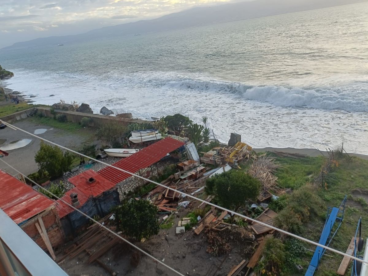 Maltempo Galati Marina, famiglie in pericolo per le mareggiate: la denuncia | FOTO e VIDEO