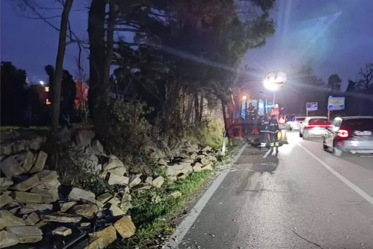 Maltempo, crolla un muro di contenimento nel Viterbese: traffico bloccato
