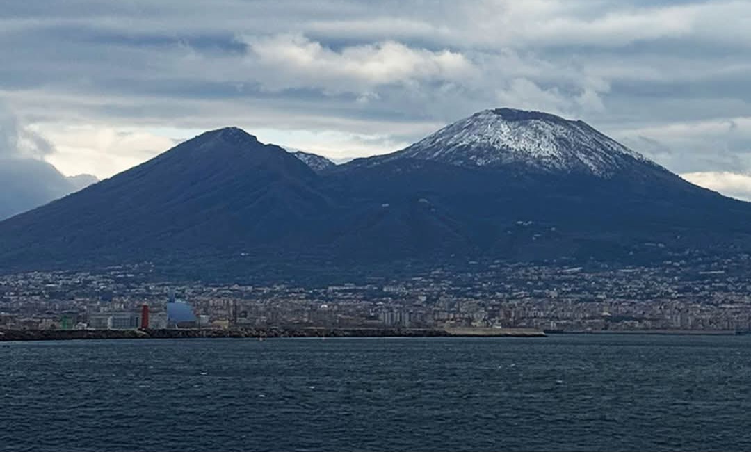 Neve Vesuvio: uno scenario da favola non così raro. FOTO e precedenti