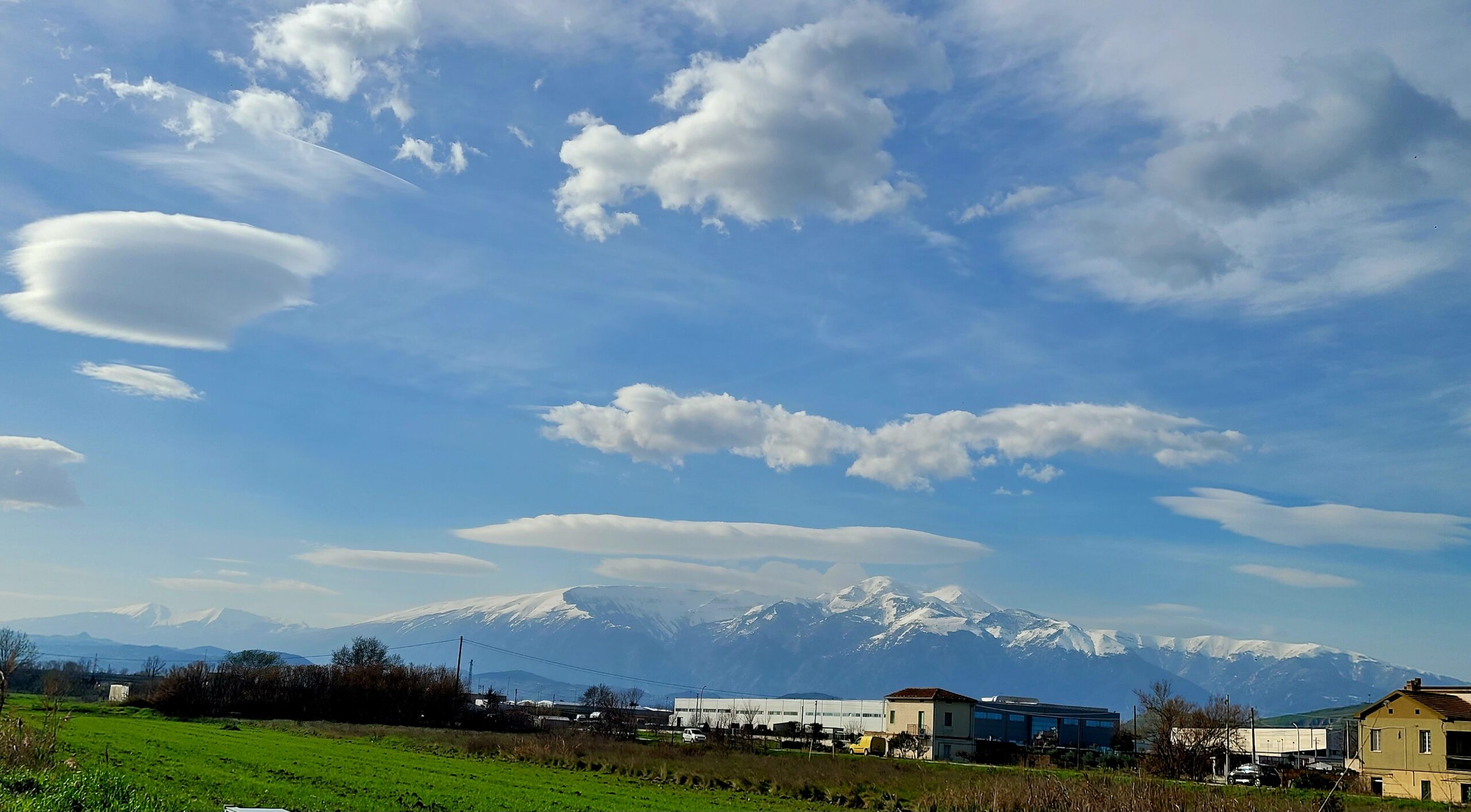 Meteo Abruzzo: lo spettacolo delle nubi lenticolari sulla Maiella | FOTO