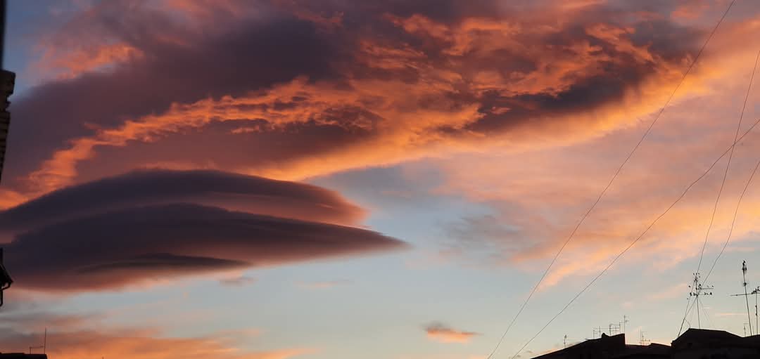 Nubi lenticolari al tramonto