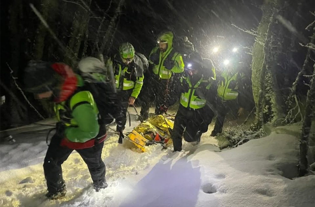 Montagna, bloccati su sentiero ghiacciato: coppia di turisti salvata a Cortina