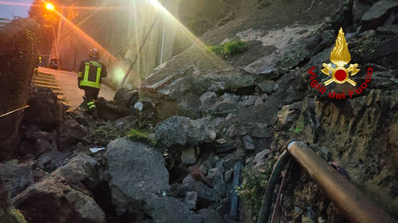 Maltempo Genova: crolla muro di contenimento, vigili del fuoco in azione | FOTO