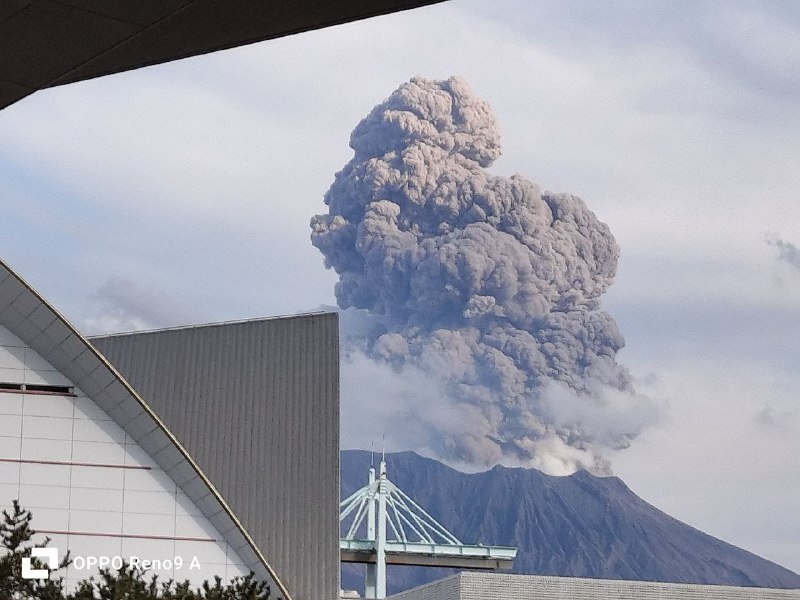 Eruzione esplosiva del vulcano Sakurajima in Giappone: colonna di fumo di 2km | FOTO e VIDEO