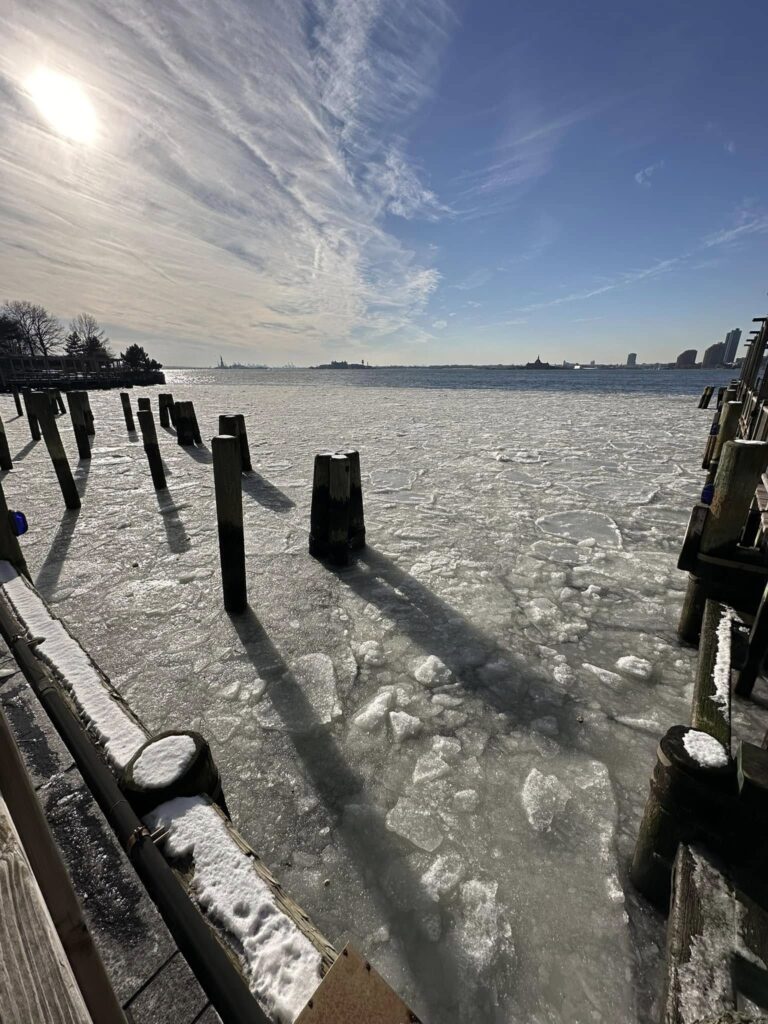 fiume hudson ghiacciato new york