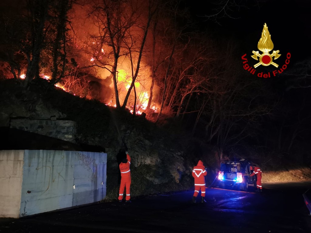 Incendi Liguria, il vento alimenta tre fronti nell’entroterra d’Imperia | FOTO