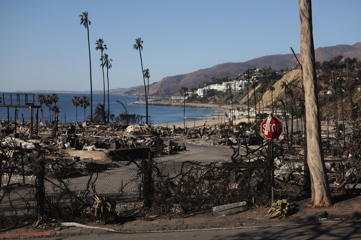 Los Angeles lotta contro gli incendi: 3 arresti, decine di morti e dispersi, allarme per i venti di Santa Ana | FOTO