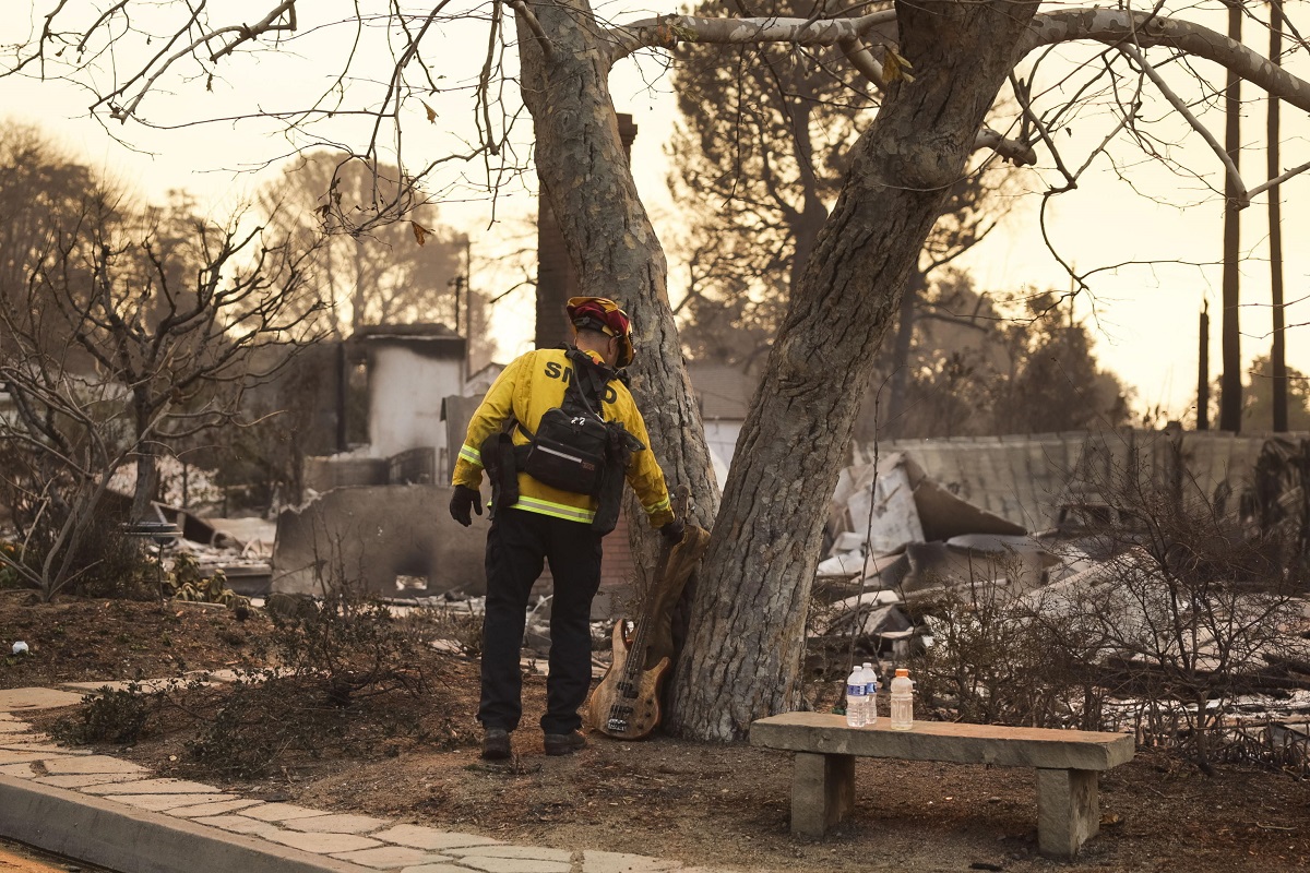 Bassa umidità e venti di Santa Ana, nuovo allarme incendi a Los Angeles