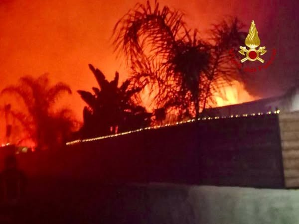 Catania, vasto incendio minaccia le case vicino all’Oasi del Simeto | FOTO