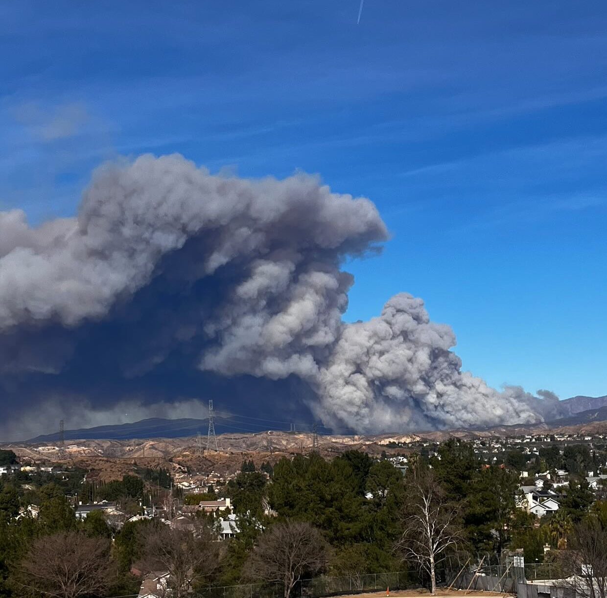Nuovo vasto incendio a nord di Los Angeles: 19mila evacuati | FOTO e VIDEO
