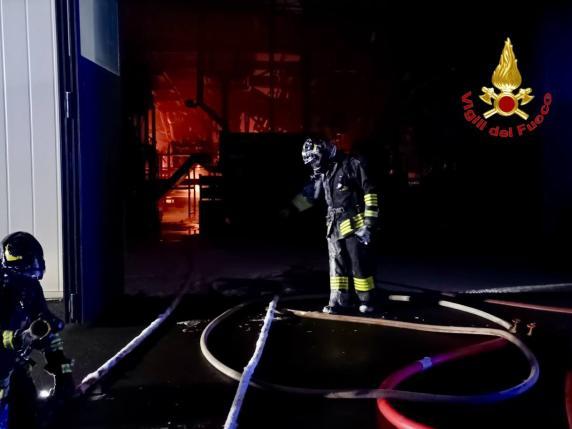 Incendio in azienda a Novedrate: “non uscite di casa”