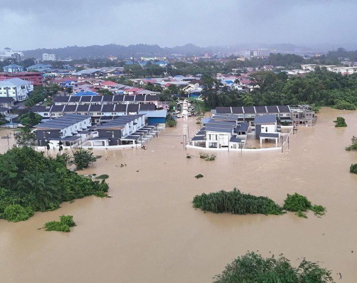 Malesia, marea e forti piogge causano le peggiori inondazioni degli ultimi anni a Bintulu | FOTO e VIDEO