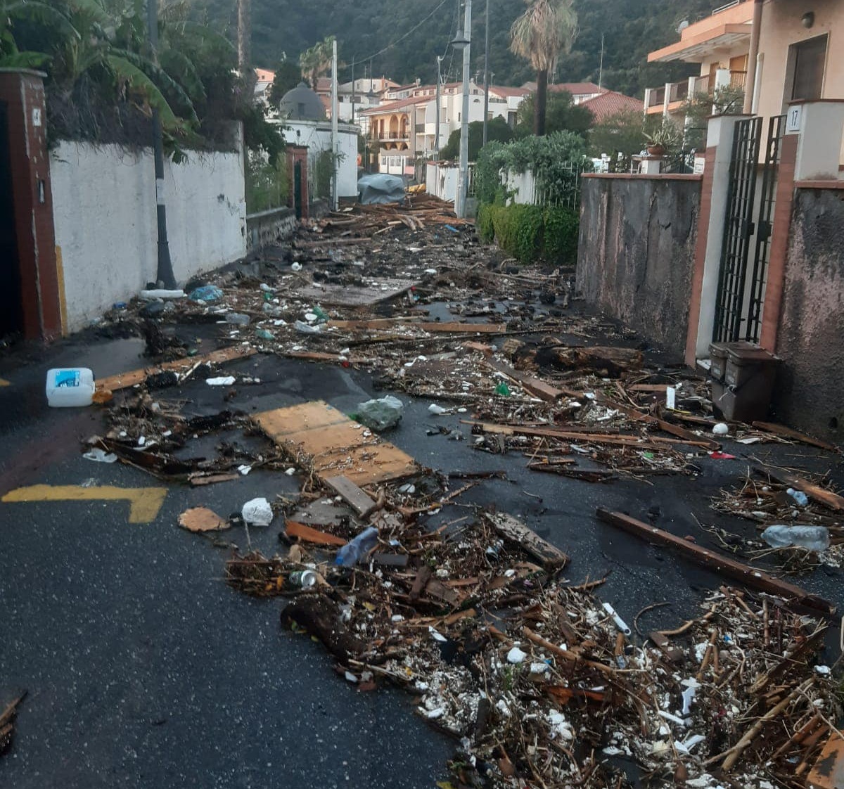 Maltempo Sicilia, conta dei danni ad Acireale: un ferito