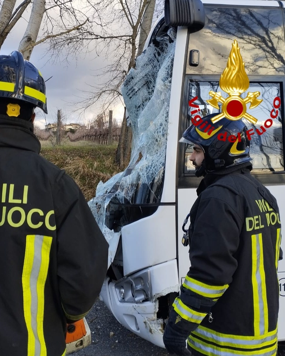 maltempo albero scuolabus toscana