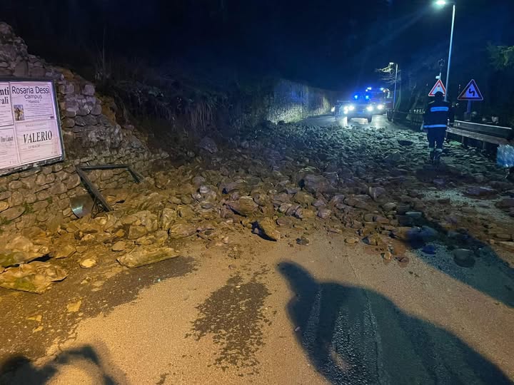 Maltempo Toscana: crolla muro a Bibbiena, nave contro pontile a Marina di Massa