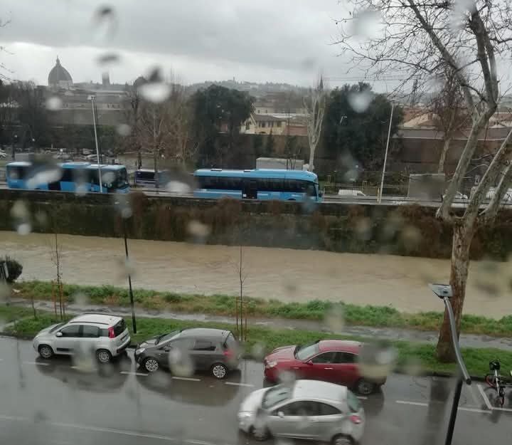Maltempo Toscana: Lamone oltre la soglia rossa a Marradi, frane e alberi caduti in Lunigiana