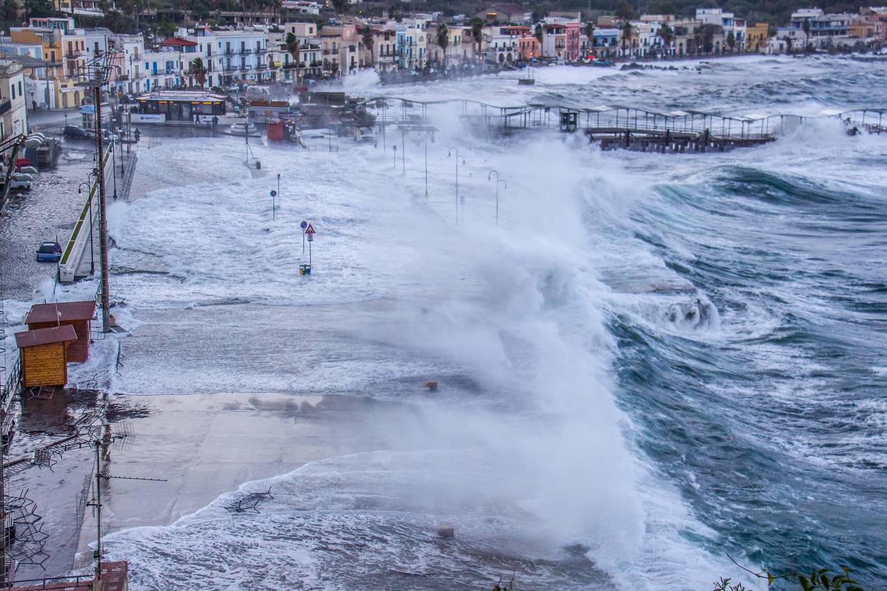 Impetuosa mareggiata devasta Lipari, tra le più forti degli ultimi 30 anni | FOTO
