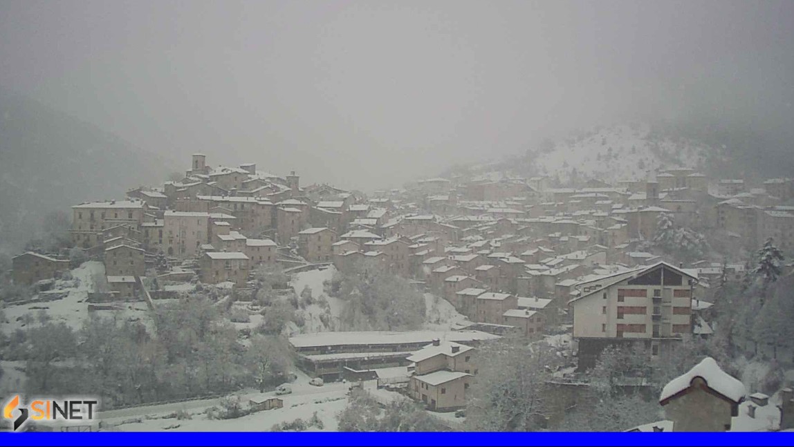 Maltempo Abruzzo, neve nell’Aquilano nella notte: riunione in prefettura | FOTO