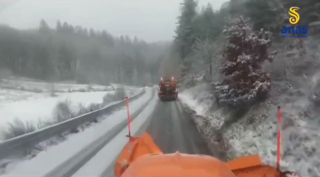 Neve sulla Sila e sull’A2, spargisale e spazzaneve in azione | VIDEO