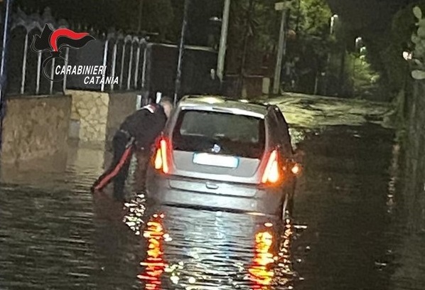 Donna bloccata in auto durante il nubifragio nel Catanese, salvata dai carabinieri