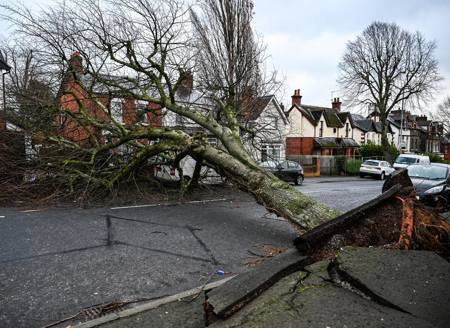 Tempesta Éowyn in Irlanda e Regno Unito: oltre 1 milione di persone al buio, una vittima | FOTO