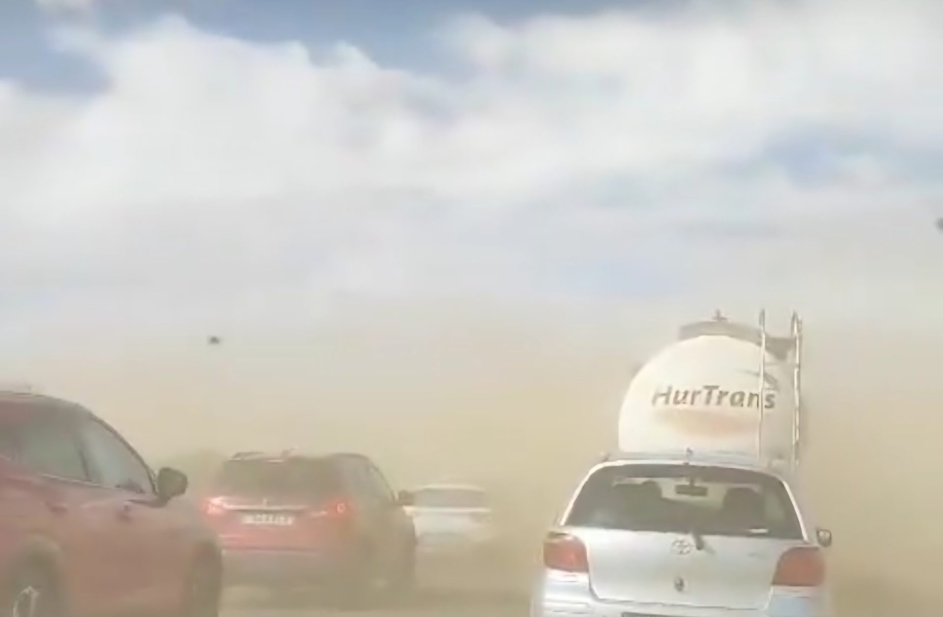 Caldo record ed enorme tempesta di sabbia in Spagna: caos sulla A-31 a La Gineta | VIDEO
