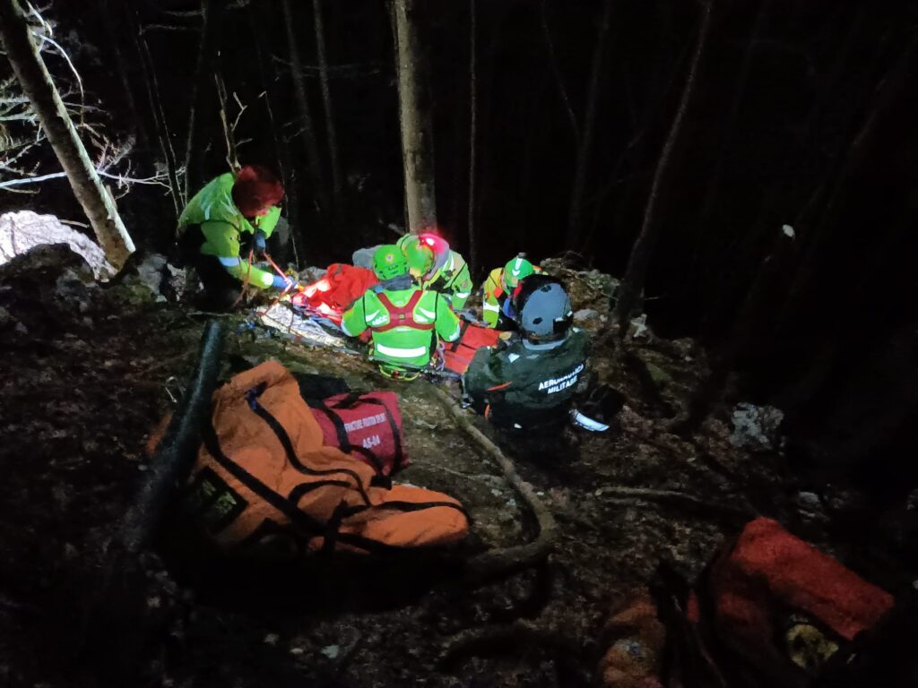 uomo disperso sul Gran Monte Prealpi Giulie Aeronautica Militare recupero salvataggio