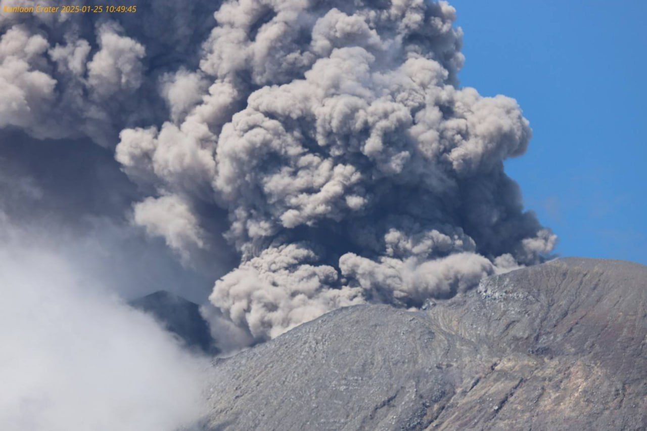 Filippine, imponenti colonne di cenere dal vulcano Kanlaon | FOTO