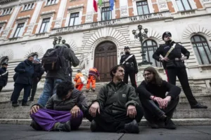 Blitz di Ultima Generazione, scarti di cibo sulle scale di Montecitorio