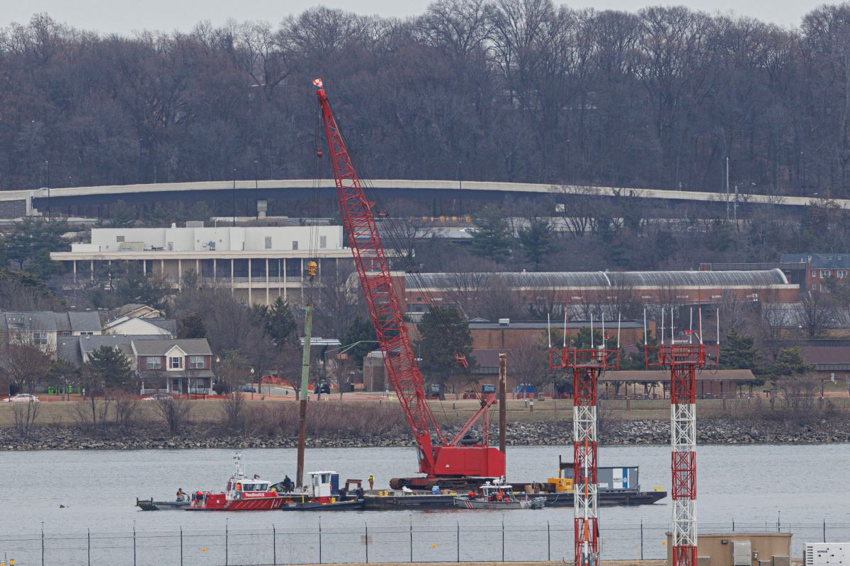 Incidente aereo Washington, arriva la gru per sollevare il relitto dal Potomac: recuperati 55 corpi
