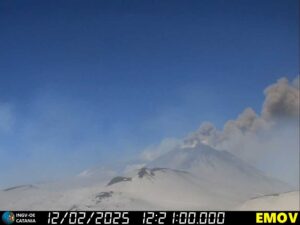 eruzione etna cenere oggi