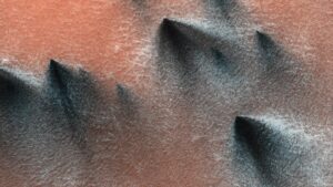geyser di gas e polvere su marte