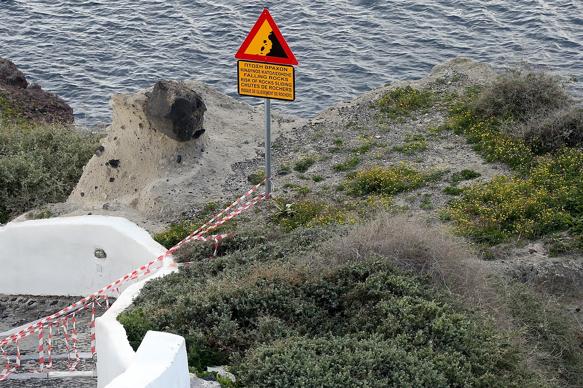 Santorini, 21.500 terremoti dal 26 gennaio: allarme frane sull’isola