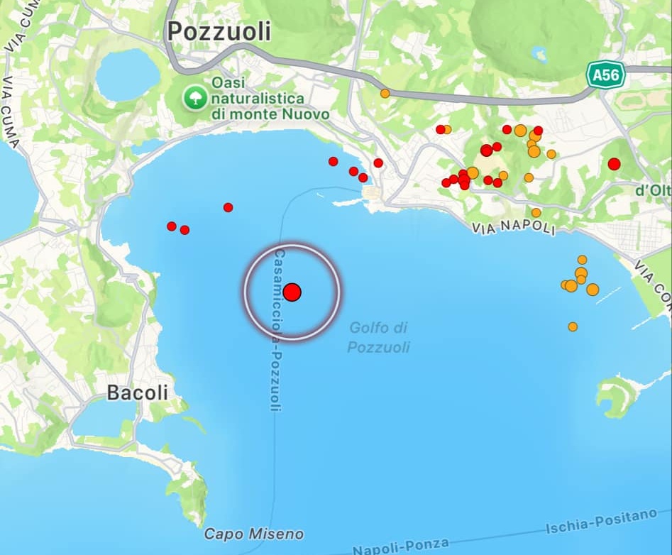 Terremoto Campi Flegrei, paura a Pozzuoli e Napoli: gente in strada | LIVE