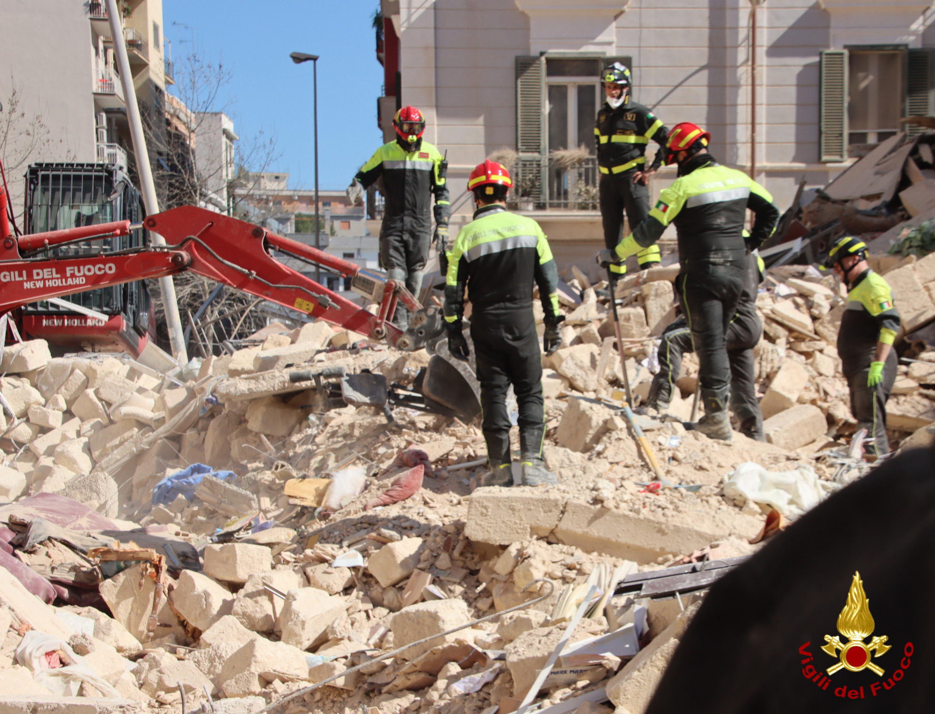 Crollo palazzina Bari: l’esito delle ricerche della donna sotto le macerie
