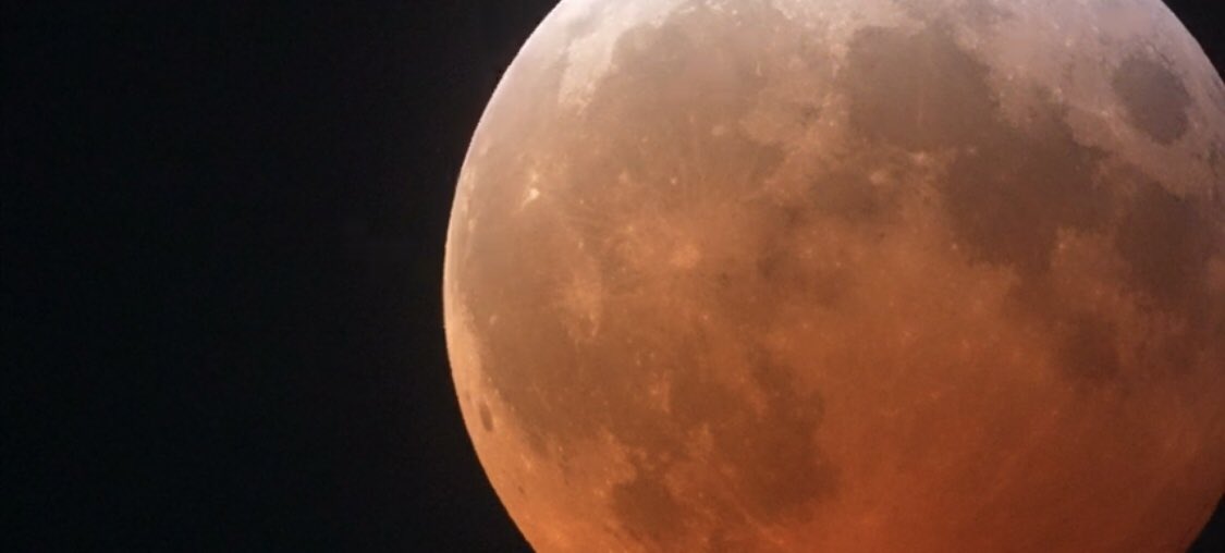La Luna diventa rossa, ecco il “clou” dell’eclissi | FOTO