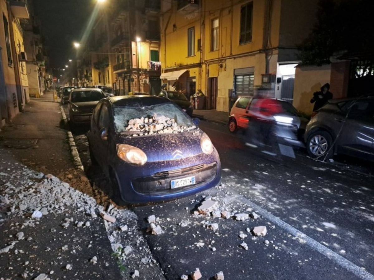 Terremoto Campi Flegrei: persone bloccate in casa escono dalla finestra, parabrezza sfondati e danni al campanile di una chiesa