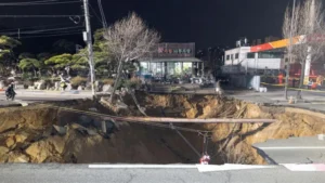 Voragine si apre in strada a Seul, motociclista scompare nel nulla