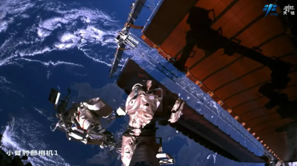 astronauti cinesi passeggiata spaziale Shenzhou-19