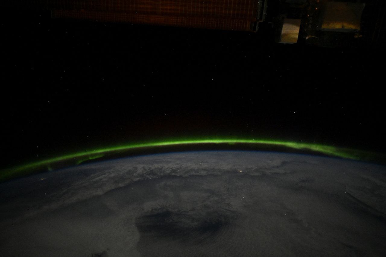 L’aurora illumina il cielo: lo spettacolo visto dalla ISS | FOTO