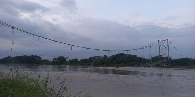 Crolla ponte in Ecuador: diversi veicoli precipitano nel fiume, almeno 6 feriti