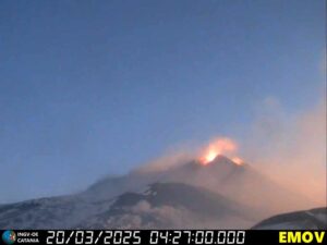 etna oggi attività stromboliana