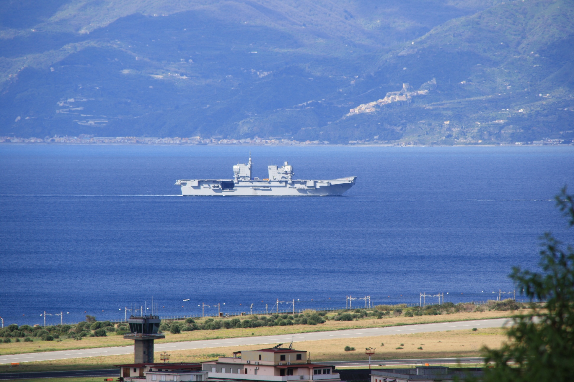 Le navi da guerra anfibia della Marina Militare nello Stretto di Messina per una maxi esercitazione della NATO | FOTO