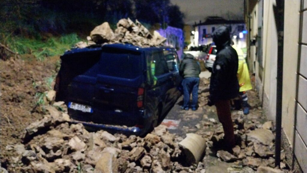 frana crollo muro calenzano firenze toscana maltempo