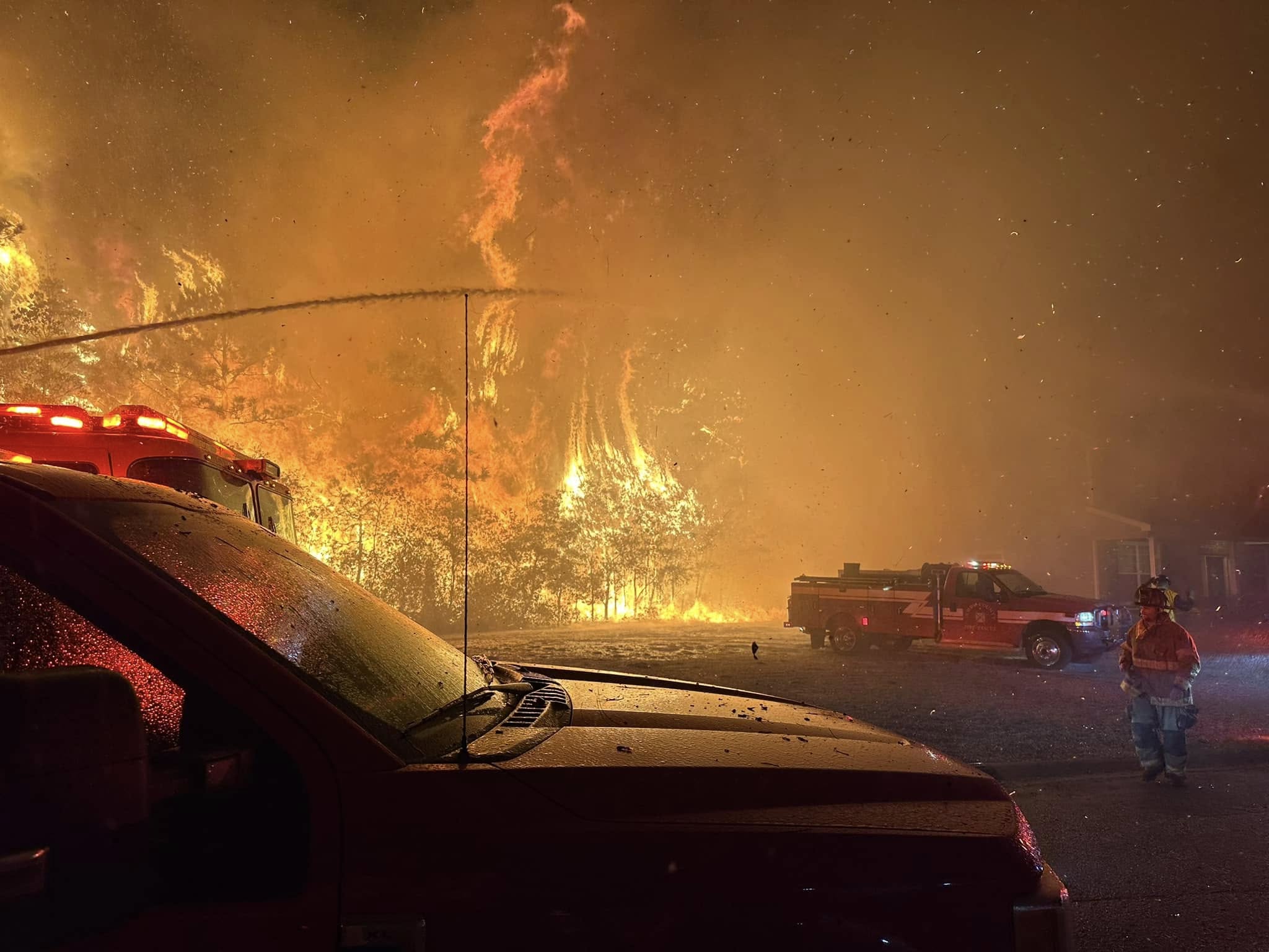 USA, il meteo estremo alimenta incendi catastrofici tra North e South Carolina | FOTO e VIDEO