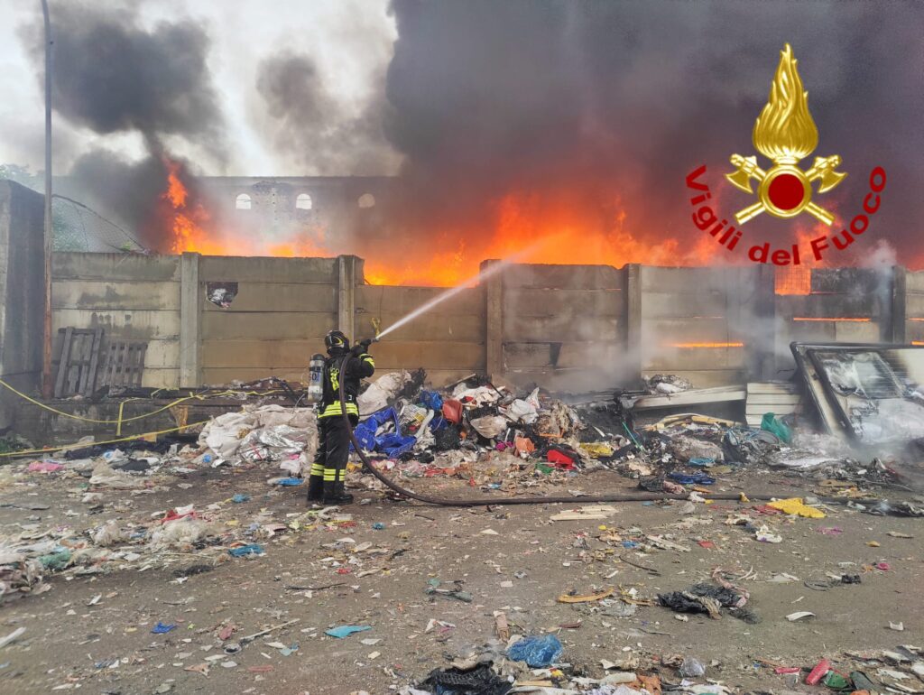 incendio catania oggi colonna fumo